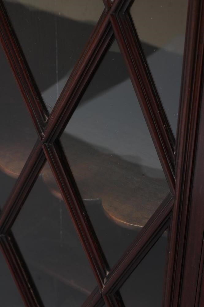 A GEORGIAN MAHOGANY CORNER CUPBOARD Image