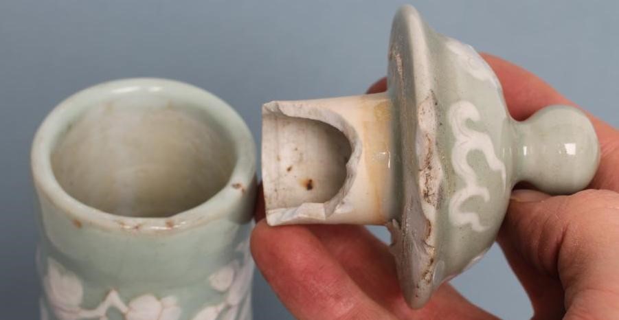 A CHINESE PORCELAIN BOTTLE VASE AND COVER Image