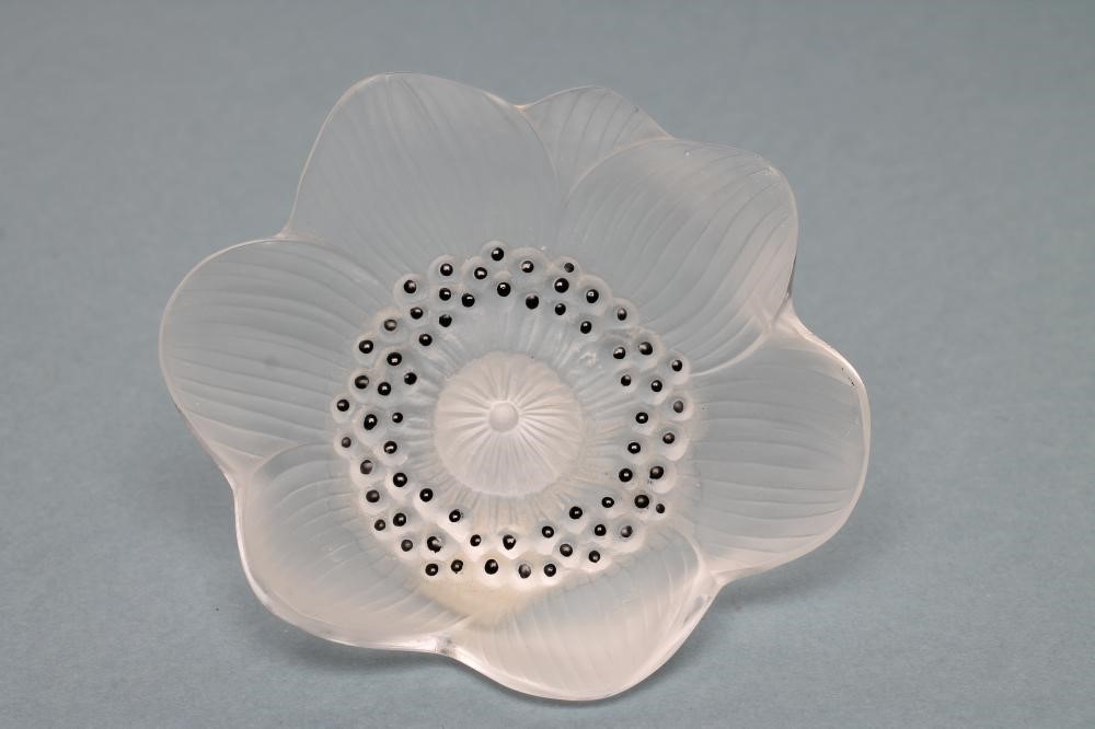 A LALIQUE CRISTAL ANEMONE PAPERWEIGHT Image