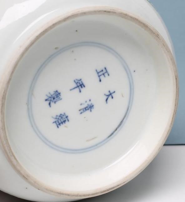 A CHINESE PORCELAIN VASE of rounded cylindrical form with waisted neck Image