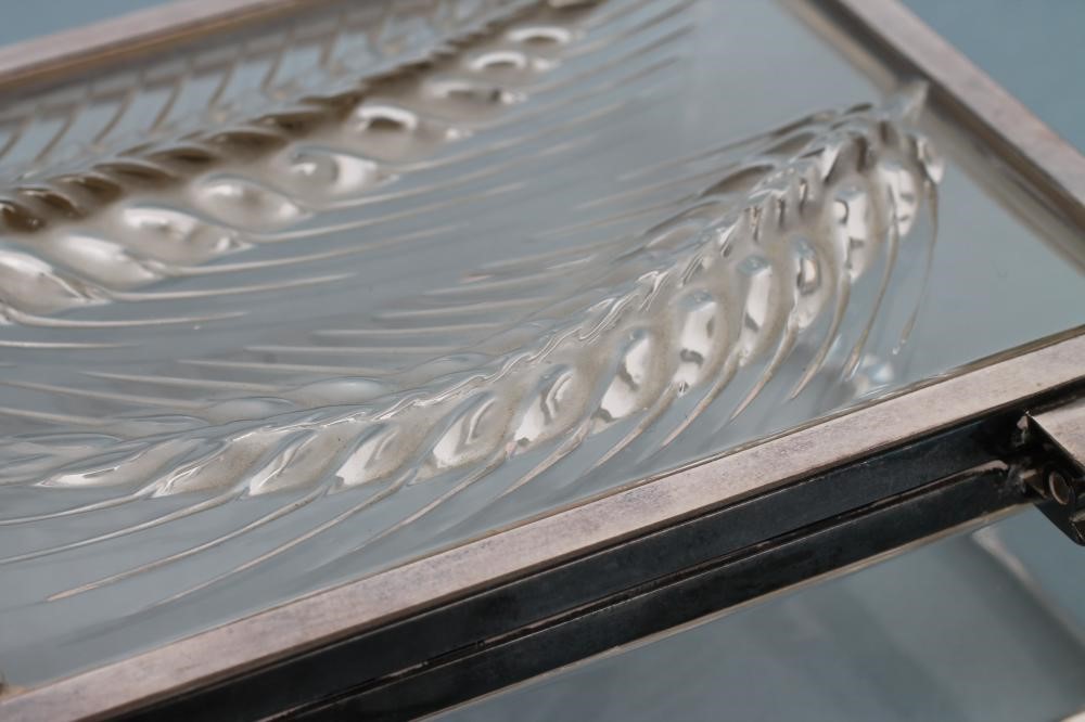 A LALIQUE "EPIS" BOX of plain oblong form Image