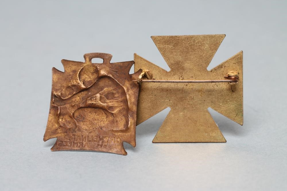 A LALIQUE BADGE AND MEDAL similar to the previous lot (Illustrated) (Est. plus 21% premium inc. VAT) Image