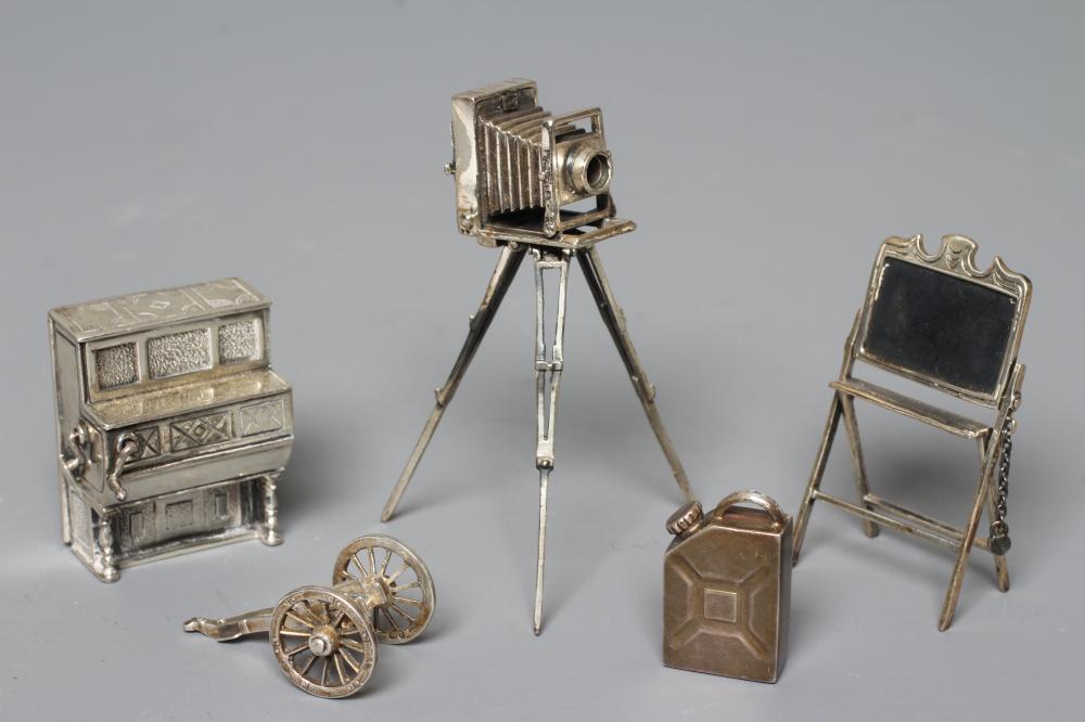 A MODERN SILVER MINIATURE MODEL TRIPOD PLATE CAMERA Image