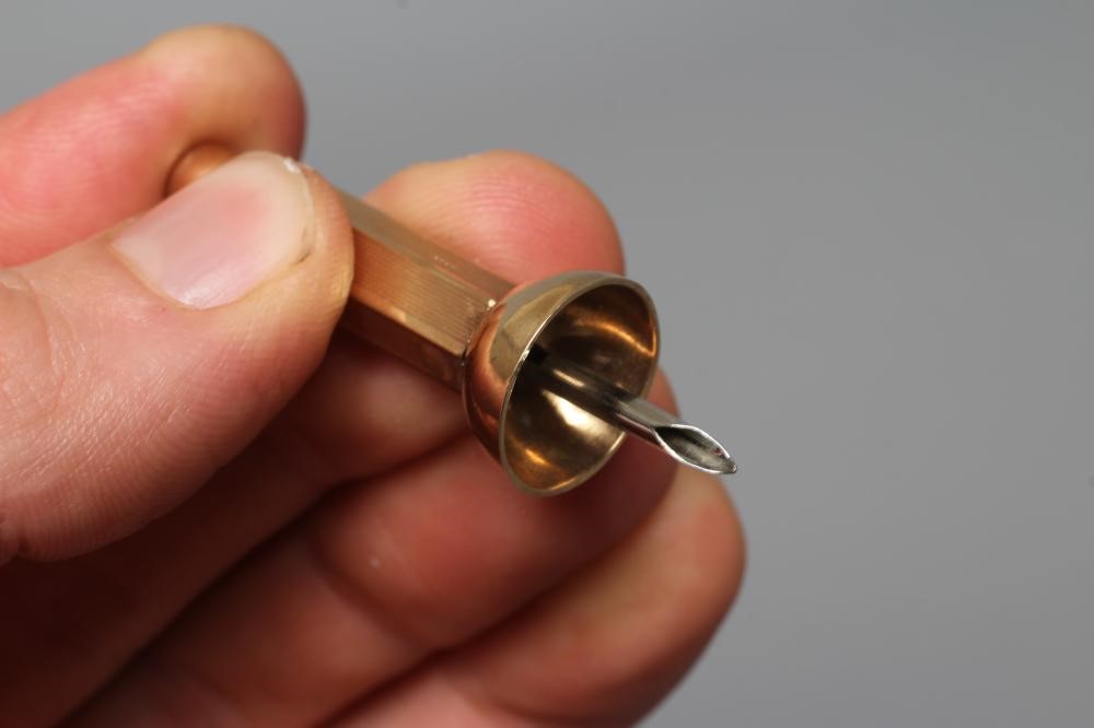 A 9CT GOLD CIGAR PIERCER by Villiers & Jackson Image