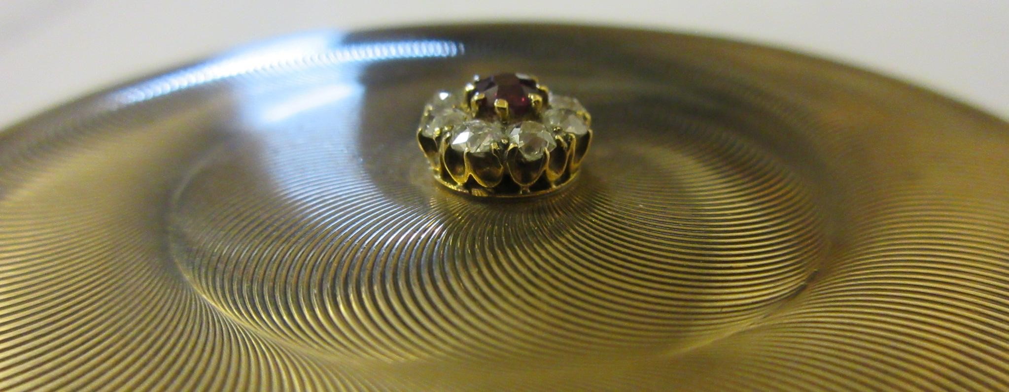 A CARTIER ART DECO 9CT GOLD CIRCULAR COMPACT Image