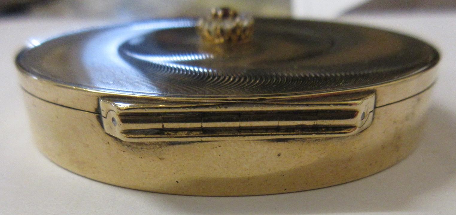 A CARTIER ART DECO 9CT GOLD CIRCULAR COMPACT Image