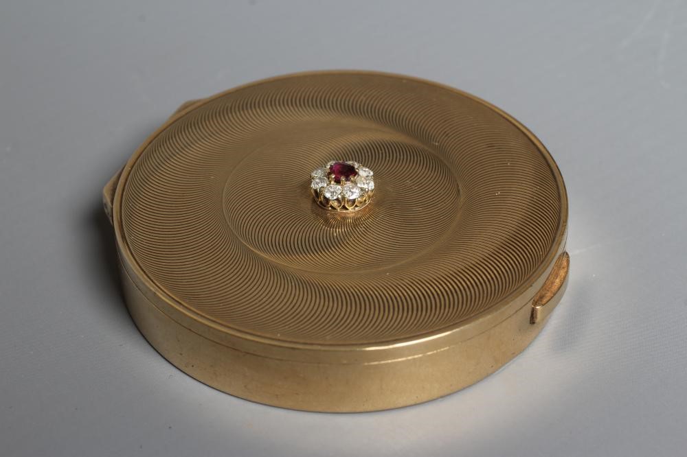 A CARTIER ART DECO 9CT GOLD CIRCULAR COMPACT Image