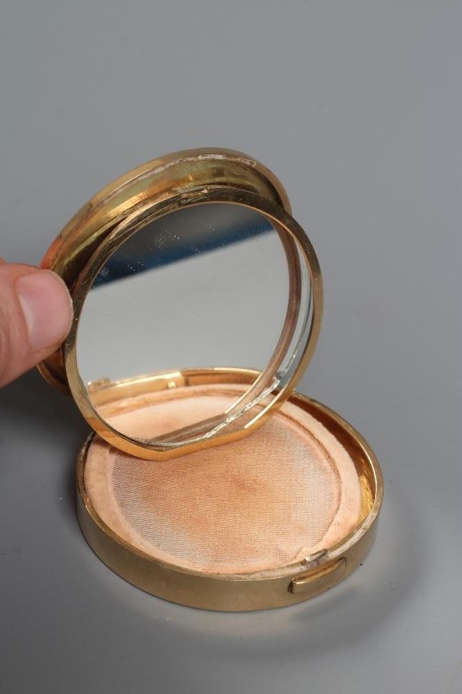 A CARTIER ART DECO 9CT GOLD CIRCULAR COMPACT Image