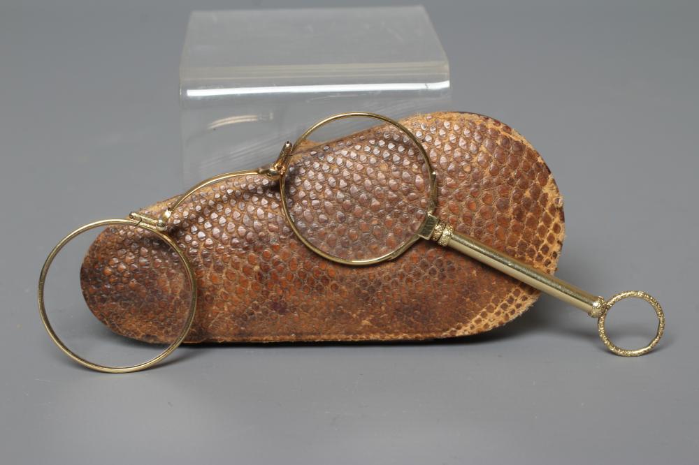 A PAIR OF DIXEY'S TELESCOPIC LORGNETTES, stamped 15ct Dixey, 20 Welbeck St., London W1 to the Image
