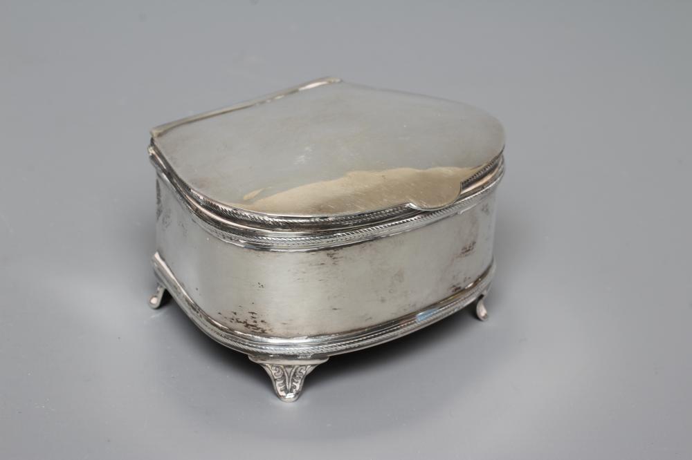 AN EDWARDIAN SILVER DRESSING TABLE BOX by Deakin & Francis Ltd. Image