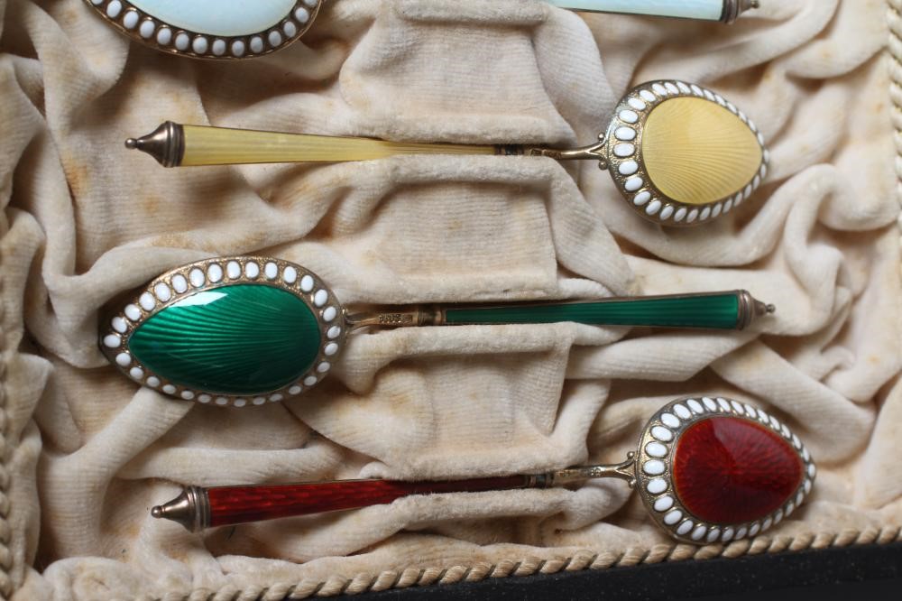 A HARLEQUIN SET OF SIX NORWEGIAN SILVER GILT COFFEE SPOONS Image