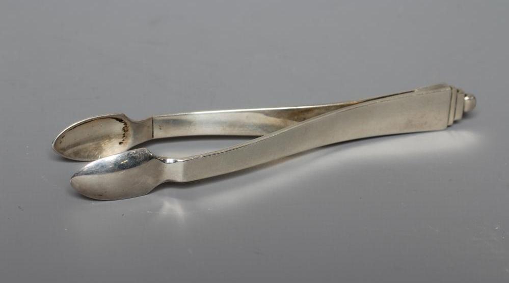 A PAIR OF GEORG JENSEN SILVER PYRAMID PATTERN SUGAR TONGS imported by Stockwell & Co., London 1929, Image