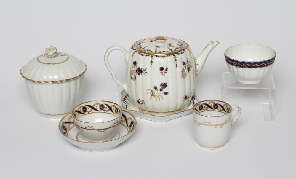 A WORCESTER PORCELAIN RIBBED BARREL TEAPOT Image