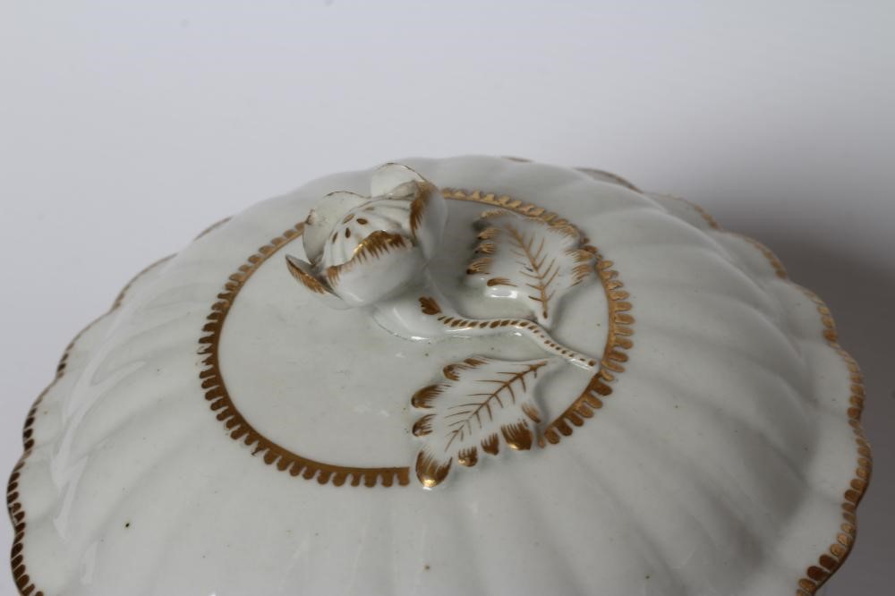 A WORCESTER PORCELAIN RIBBED BARREL TEAPOT Image