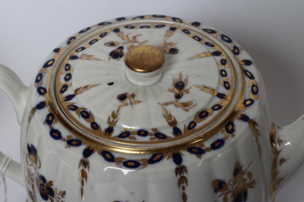 A WORCESTER PORCELAIN RIBBED BARREL TEAPOT Image