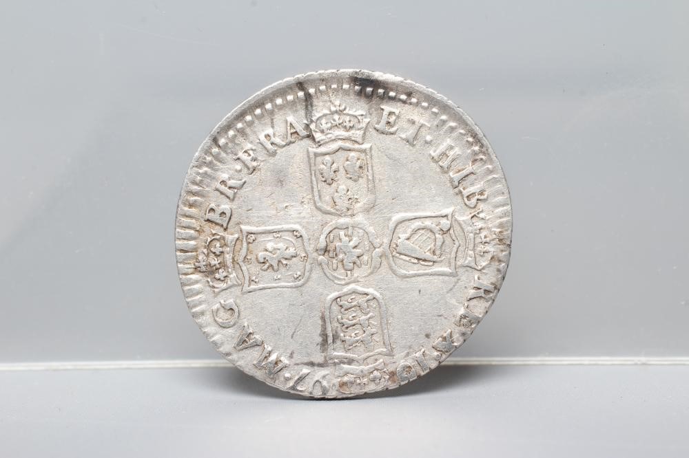 A WILLIAM III SIXPENCE, 1697, crowned cruciform shields, 2.9g (Est. plus 24% premium inc. VAT) Image