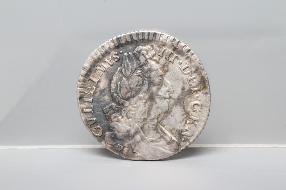 A WILLIAM III SIXPENCE, 1697, crowned cruciform shields, 2.9g (Est. plus 24% premium inc. VAT) Image