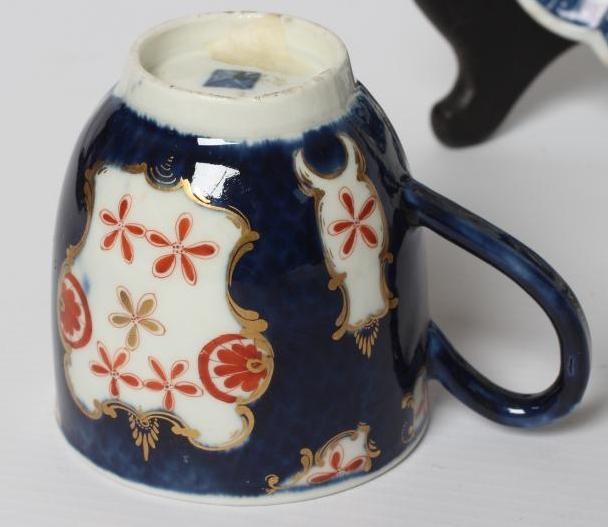 A WORCESTER PORCELAIN STARBURST COFFEE CUP Image