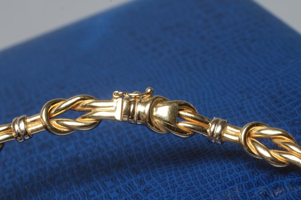 A ROBERT COIN TWO TONE REEF KNOT CHOKER with slide clasp and safety clip, stamped 750, 1226VI, 46.7g Image