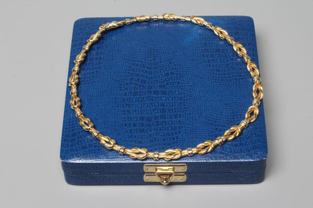 A ROBERT COIN TWO TONE REEF KNOT CHOKER with slide clasp and safety clip, stamped 750, 1226VI, 46.7g Image