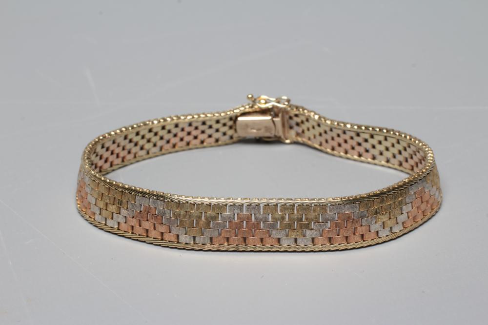 A TRI-COLOUR 9CT GOLD BRACELET the brick links with rope twist borders, slide clasp, London 1987, Image