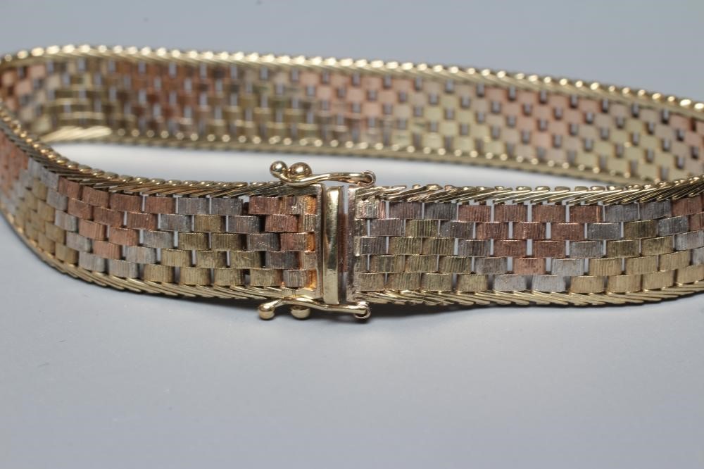 A TRI-COLOUR 9CT GOLD BRACELET the brick links with rope twist borders, slide clasp, London 1987, Image