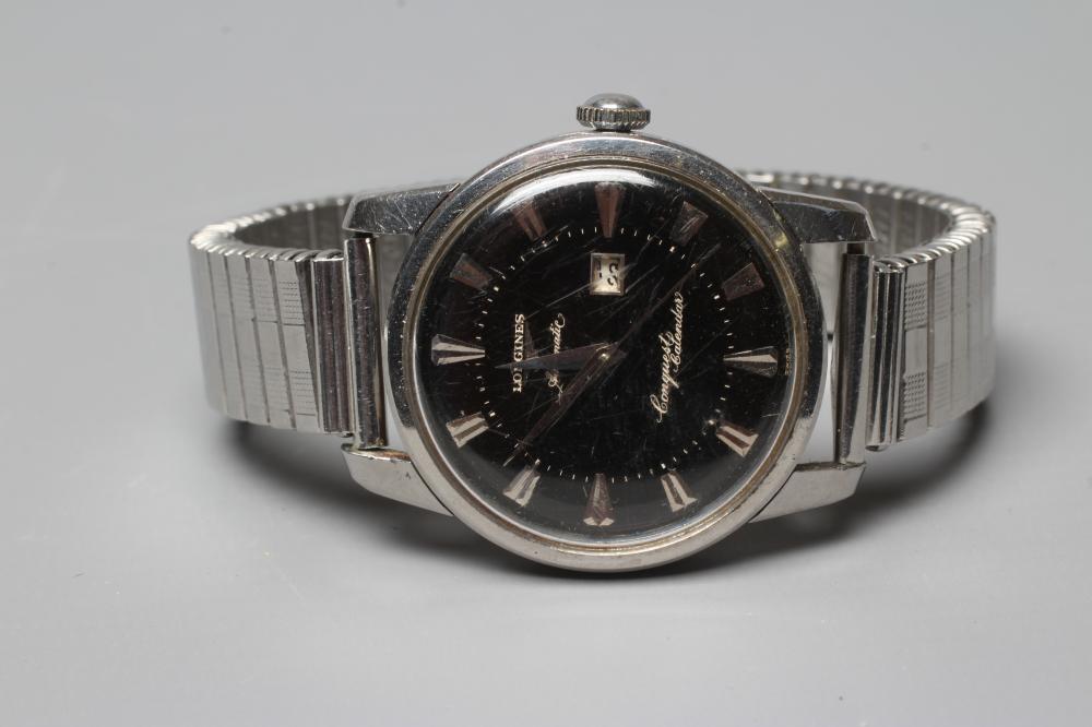 A GENTLEMAN'S LONGINES AUTOMATIC CONQUEST CALENDAR WRISTWATCH Image