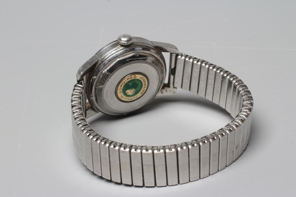 A GENTLEMAN'S LONGINES AUTOMATIC CONQUEST CALENDAR WRISTWATCH Image