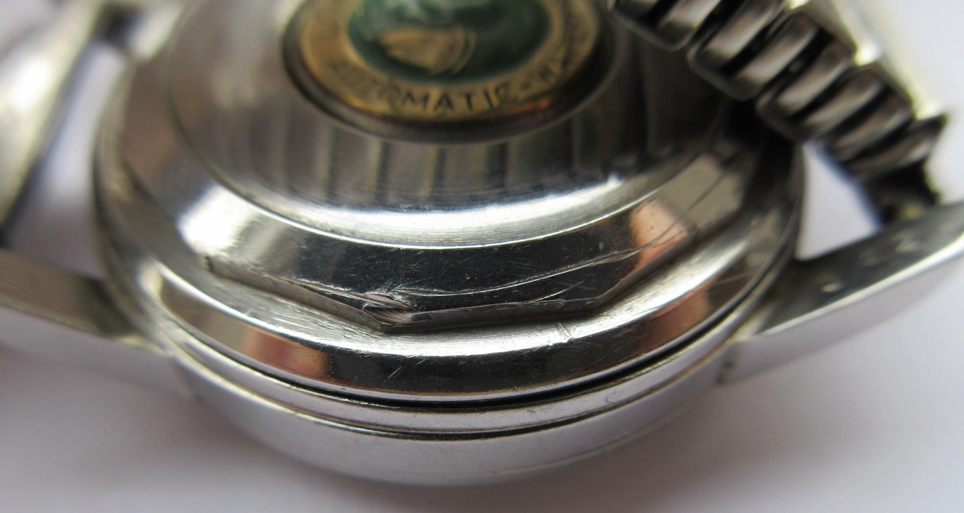 A GENTLEMAN'S LONGINES AUTOMATIC CONQUEST CALENDAR WRISTWATCH Image