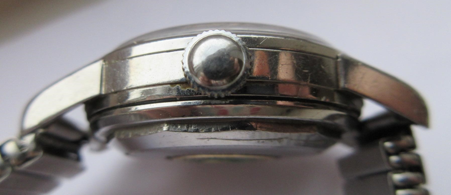A GENTLEMAN'S LONGINES AUTOMATIC CONQUEST CALENDAR WRISTWATCH Image