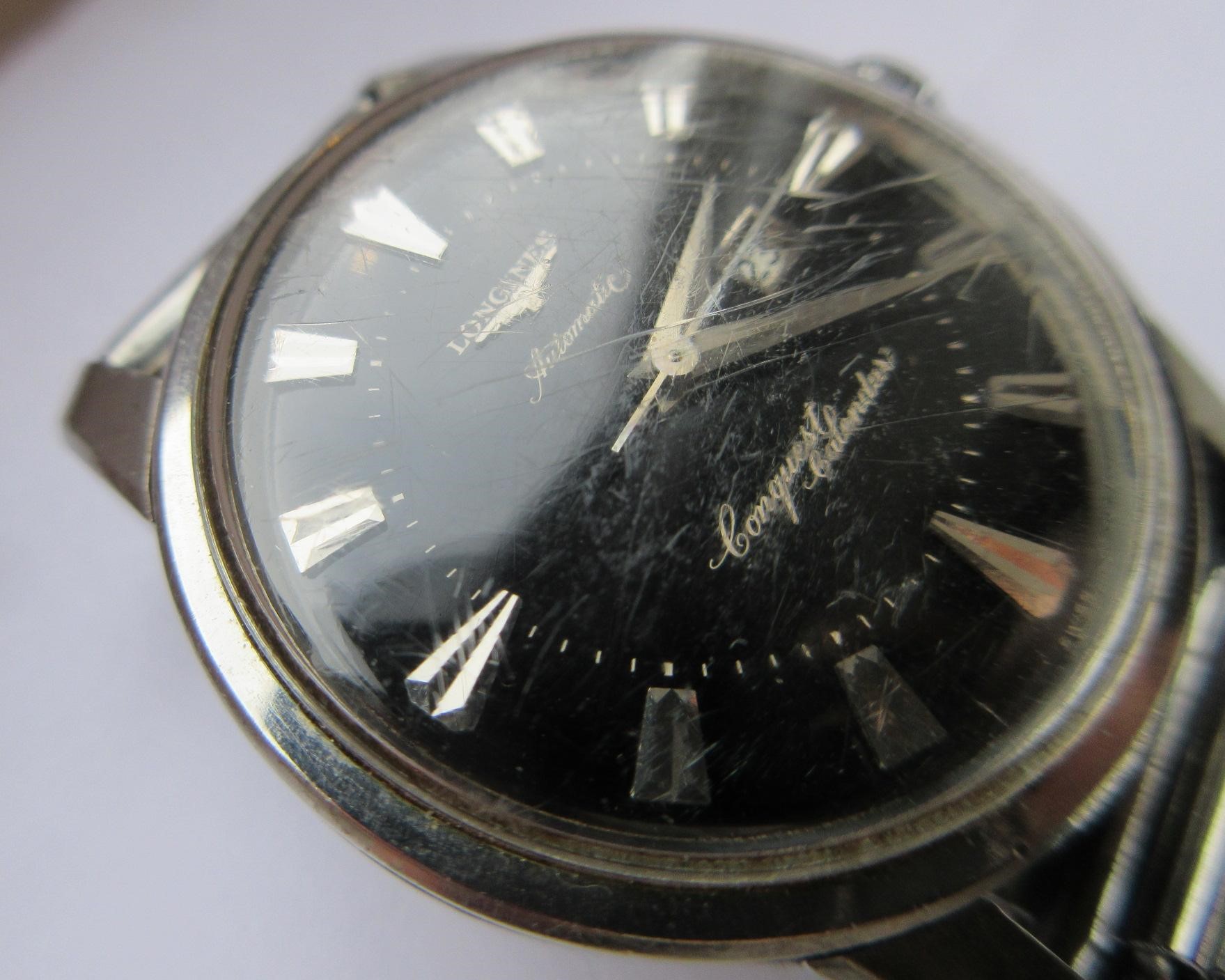 A GENTLEMAN'S LONGINES AUTOMATIC CONQUEST CALENDAR WRISTWATCH Image