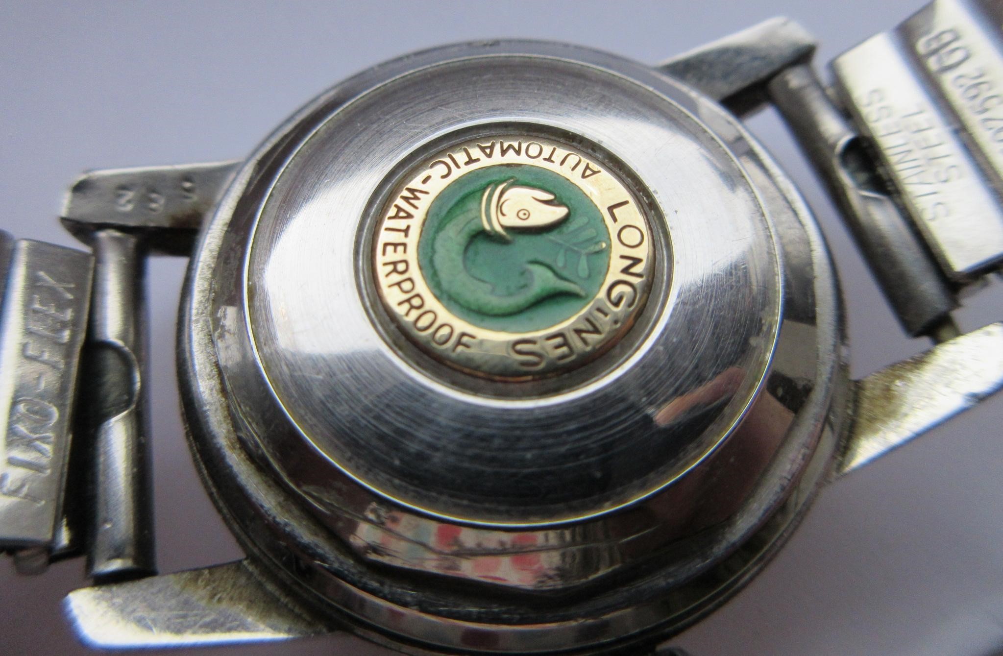 A GENTLEMAN'S LONGINES AUTOMATIC CONQUEST CALENDAR WRISTWATCH Image