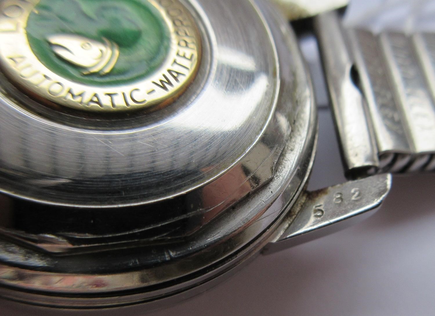 A GENTLEMAN'S LONGINES AUTOMATIC CONQUEST CALENDAR WRISTWATCH Image
