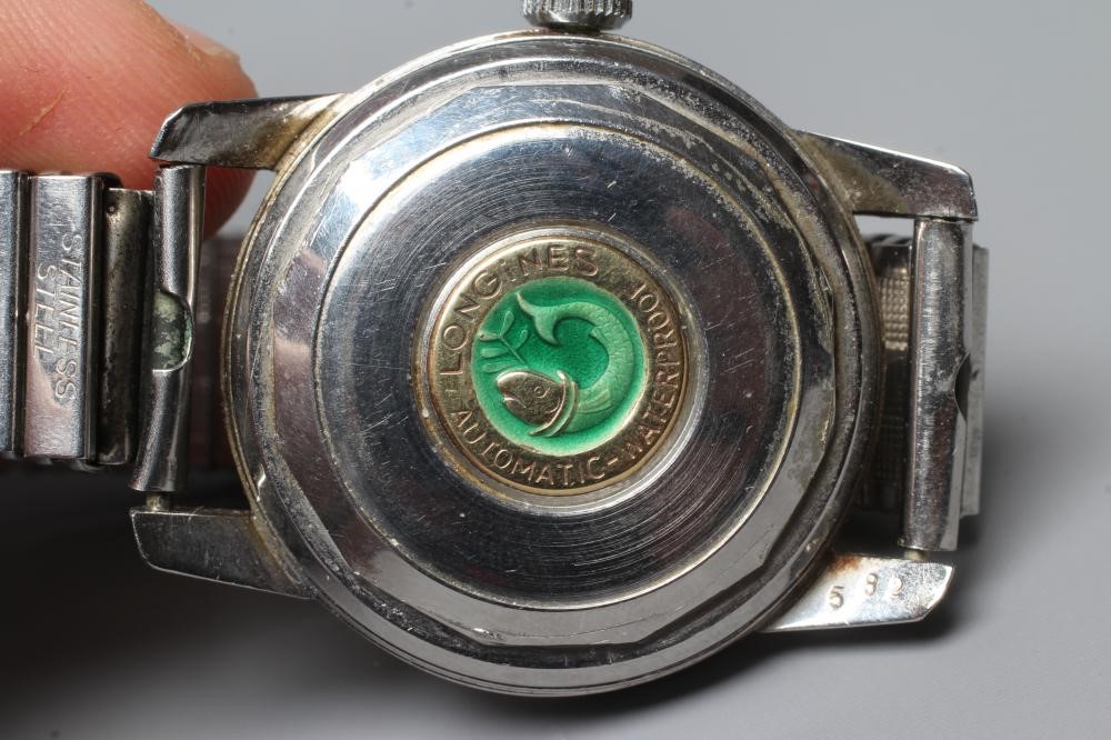 A GENTLEMAN'S LONGINES AUTOMATIC CONQUEST CALENDAR WRISTWATCH Image