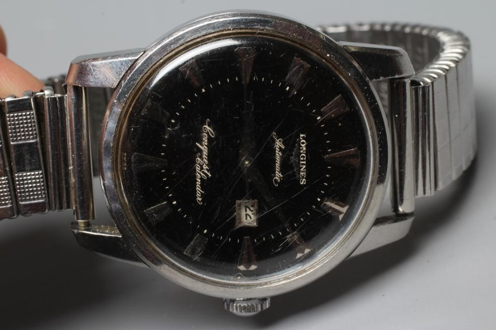 A GENTLEMAN'S LONGINES AUTOMATIC CONQUEST CALENDAR WRISTWATCH Image