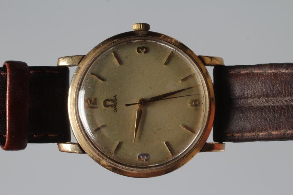 A GENTLEMAN'S 9CT GOLD OMEGA WRISTWATCH Image