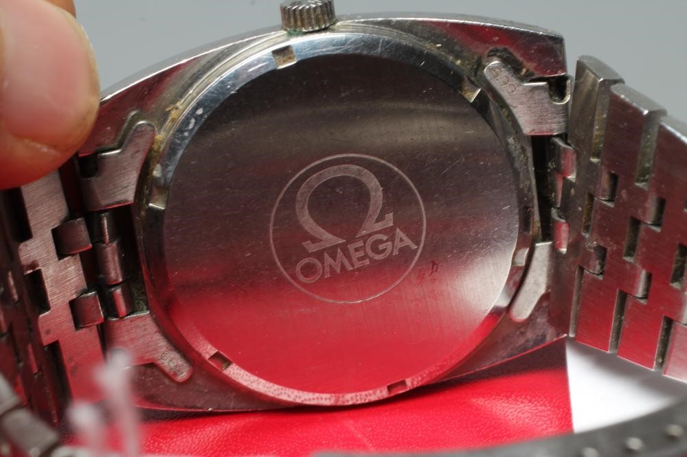 A GENTLEMAN'S STAINLESS OMEGA AUTOMATIC WRISTWATCH Image