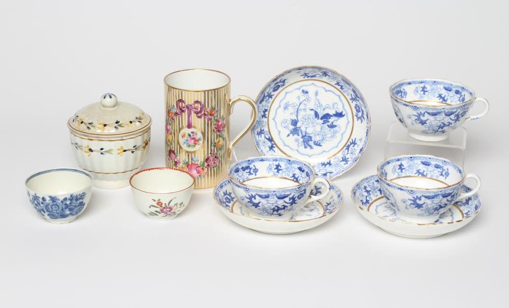 A SET OF THREE GRAINGER & CO. WORCESTER CHINA TEACUPS AND SAUCERS Image