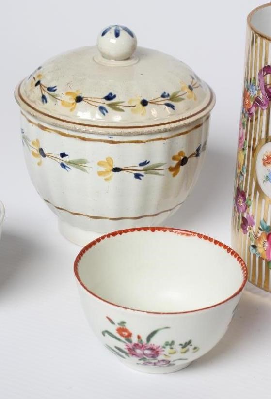 A SET OF THREE GRAINGER & CO. WORCESTER CHINA TEACUPS AND SAUCERS Image