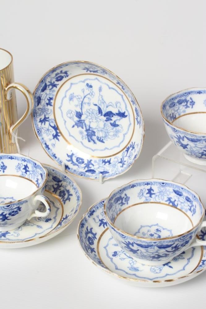 A SET OF THREE GRAINGER & CO. WORCESTER CHINA TEACUPS AND SAUCERS Image