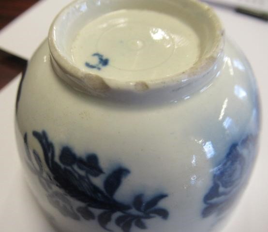 A SET OF THREE GRAINGER & CO. WORCESTER CHINA TEACUPS AND SAUCERS Image