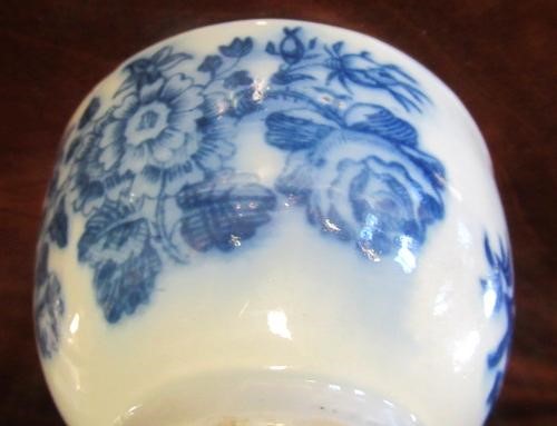 A SET OF THREE GRAINGER & CO. WORCESTER CHINA TEACUPS AND SAUCERS Image