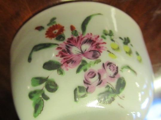 A SET OF THREE GRAINGER & CO. WORCESTER CHINA TEACUPS AND SAUCERS Image