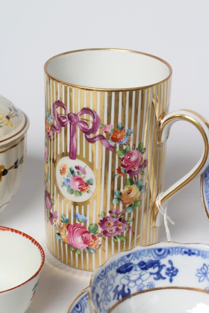 A SET OF THREE GRAINGER & CO. WORCESTER CHINA TEACUPS AND SAUCERS Image