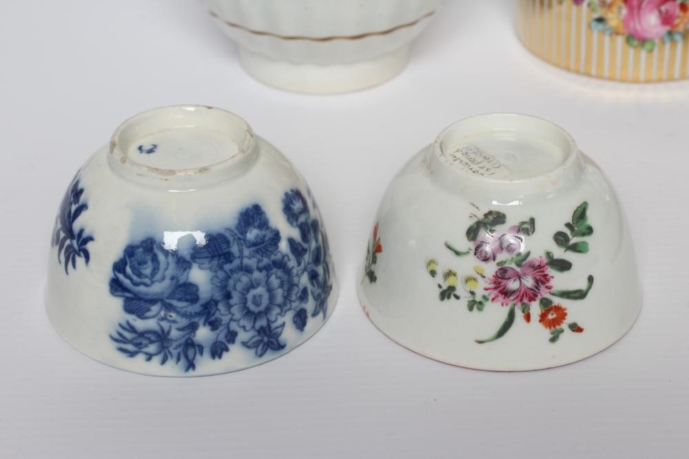 A SET OF THREE GRAINGER & CO. WORCESTER CHINA TEACUPS AND SAUCERS Image