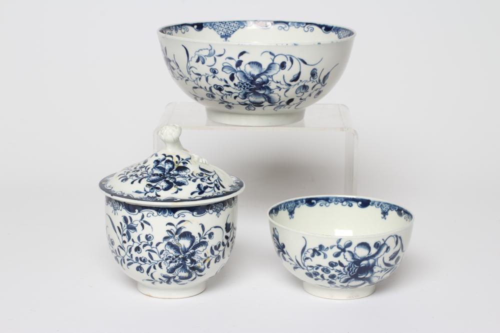 TWO WORCESTER PORCELAIN MANSFIELD BOWLS, c.1780, 6" & 4" diameter, together with a similar sucrier Image