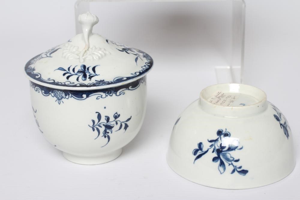 TWO WORCESTER PORCELAIN MANSFIELD BOWLS, c.1780, 6" & 4" diameter, together with a similar sucrier Image