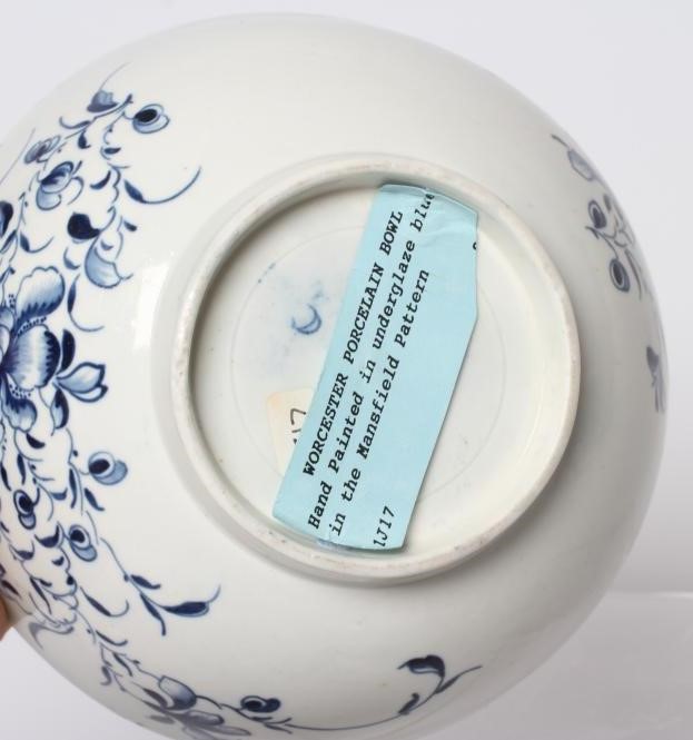 TWO WORCESTER PORCELAIN MANSFIELD BOWLS, c.1780, 6" & 4" diameter, together with a similar sucrier Image