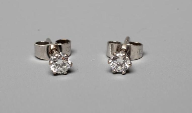 A PAIR OF DIAMOND SOLITAIRE EAR STUDS, the brilliant cut stones each of approximately 0.10cts, claw Image