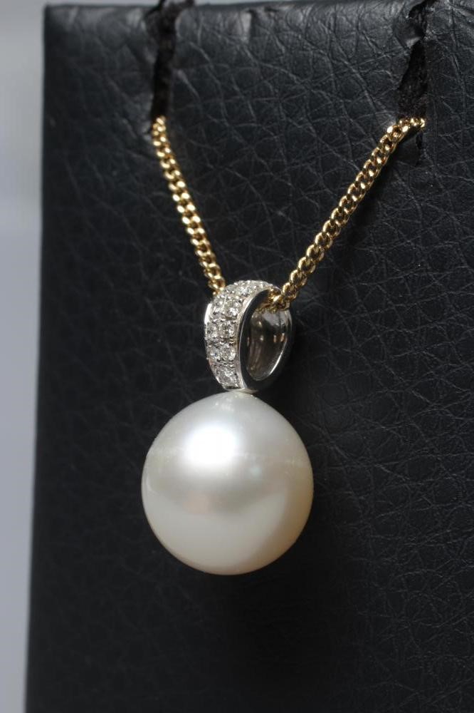 A PEARL PENDANT Image